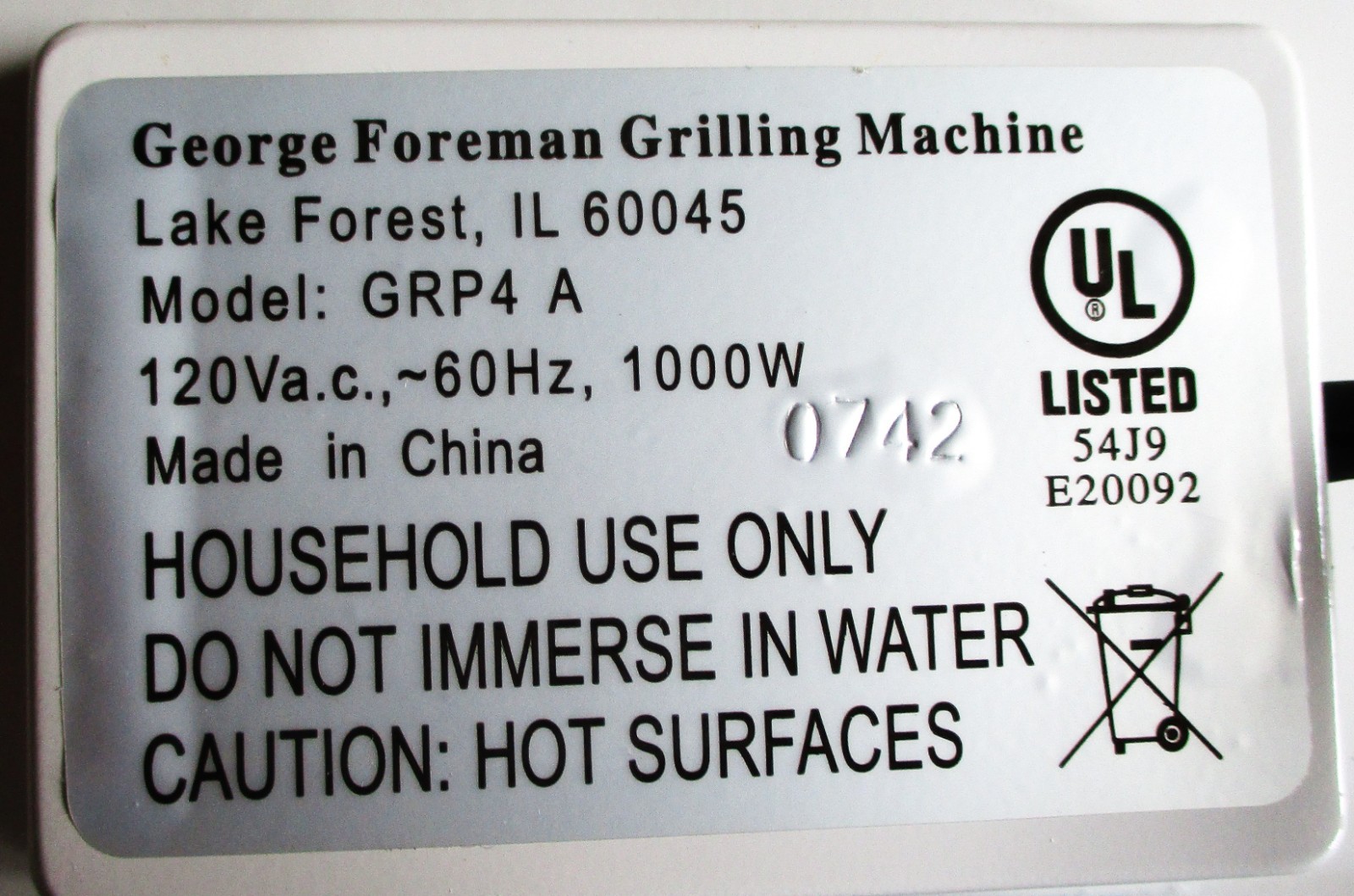 GEORGE FOREMAN GRILLING MACHINE, WHITE, MODEL GRP4A. PREOWNED.