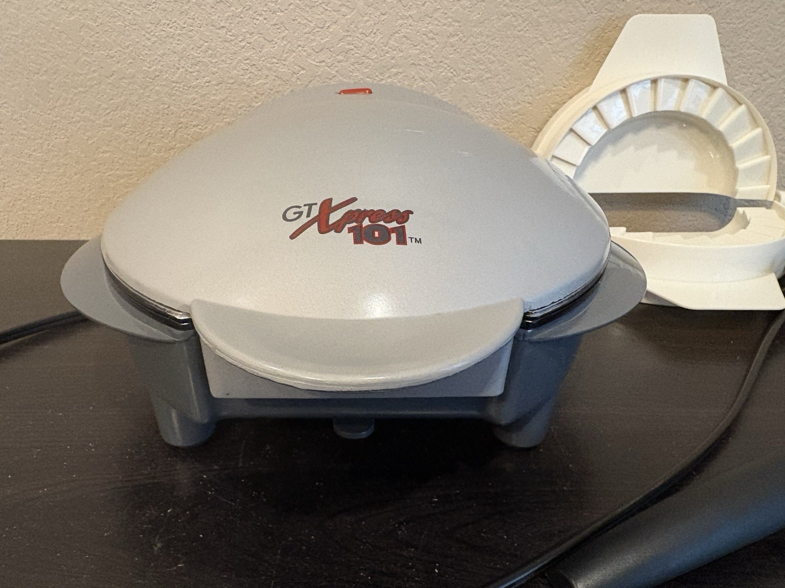 GT Xpress 101 Indoor Grill. Designed For Making Quick Sandwiches/Omelets/Dessert