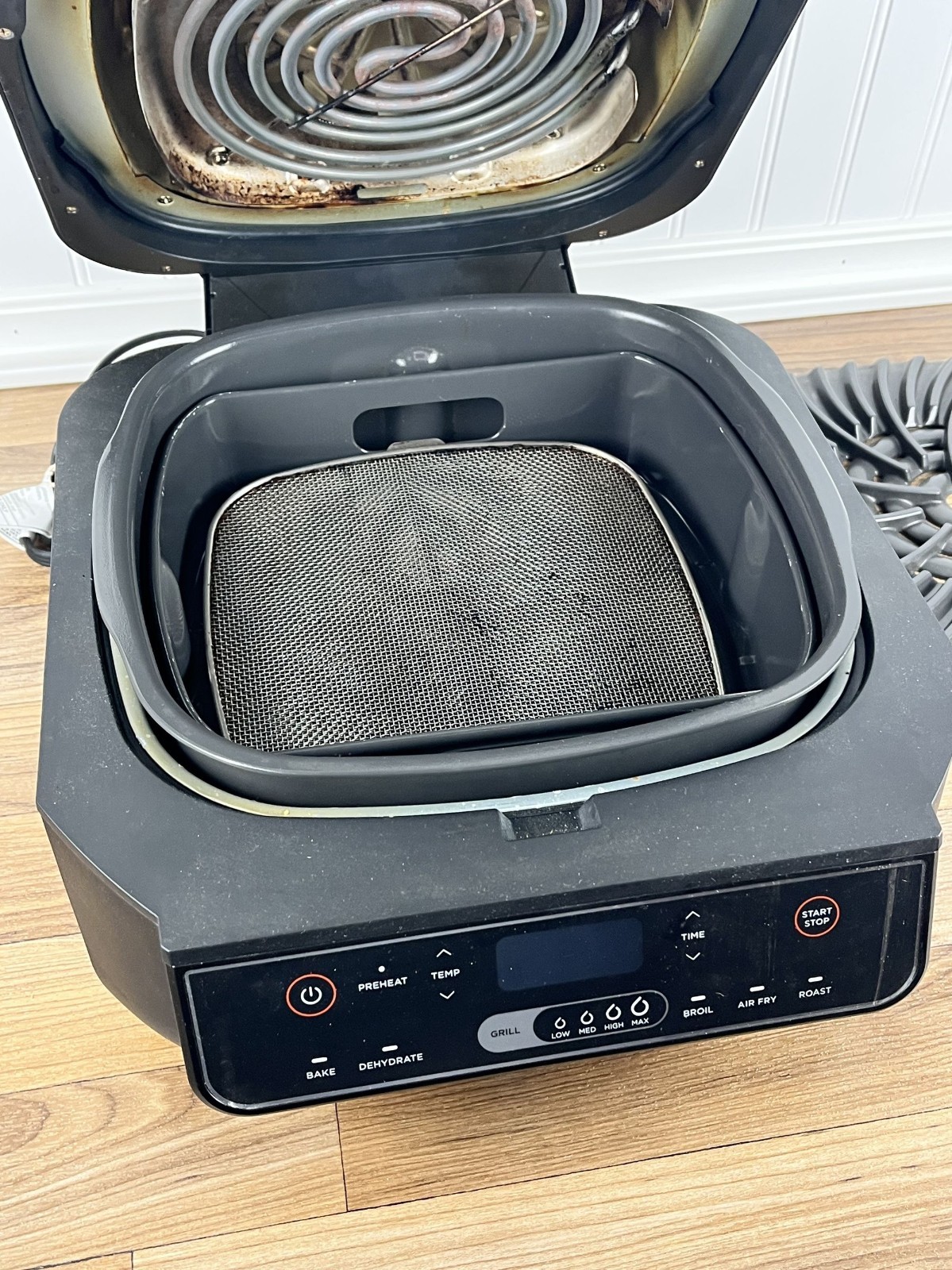 Ninja EG201 Foodi 6-in-1 Indoor Grill with Air Fry Roast Bake, Broil Dehydrate