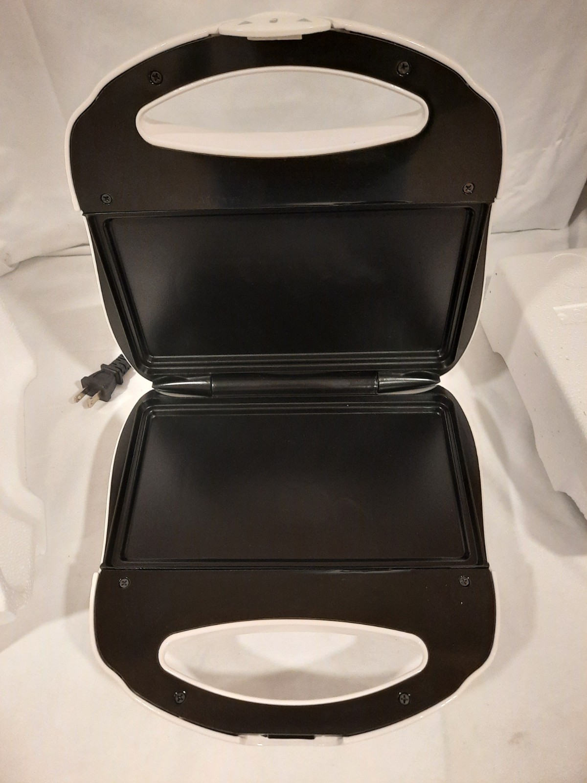 PROCTOR SILEX SANDWICH TOASTER NONSTICK SURFACES. STORES UPRIGHT. NOT USED